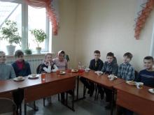  	10 декабря воспитанники воскресной школы при храме Николая Чудотворца в г.Поставы вместе с родителями и педагогами молились за Божественной Литургией. Дети причастились Святых Христовых Тайн. По окончании богослужения состоялась праздничная трапеза. 	Ребята готовились к этому дню. Накануне на занятиях педагоги рассказывали о Таинствах  Исповеди и Причастия. Обращали внимание детей на их поведение, отношения со сверстниками, родителями, отметили важность воспитания в себе умения просить прощения и прощать 