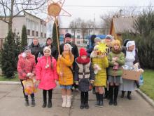 В дни светлого   праздника Рождества Христова   в сердце каждого человека поселяются радость и любовь, которыми хочется поделиться с другими людьми, проявить милосердие, подарить тепло и заботу, “Лучше давать, чем брать”- слова не только из Библии, но и из народной мудрости. Для воспитанников Воскресной школы при храме Святителя Николая Чудотворца в городе Поставы  хорошей традицией в эти святочные дни стало посещение детского отделения Поставской центральной районной больницы, социального приюта  для детей
